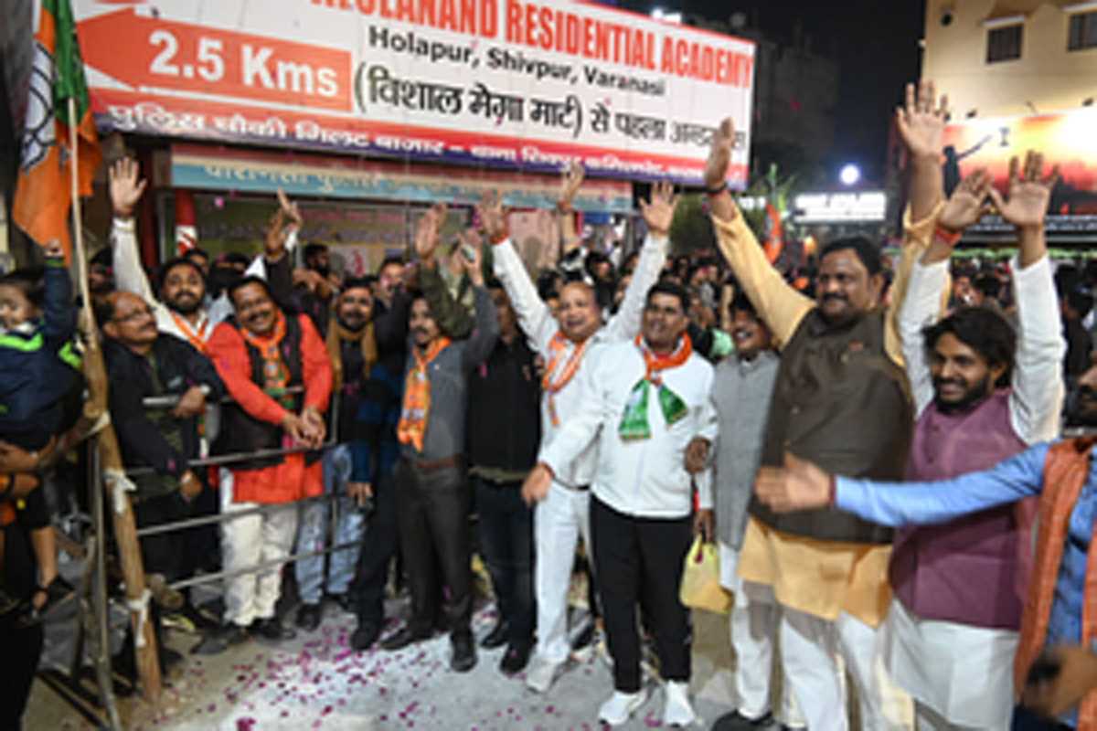 काशी में प्रधानमंत्री के रोड शो का राममय स्वागत, सीएम योगी भी गाड़ी में मौजूद